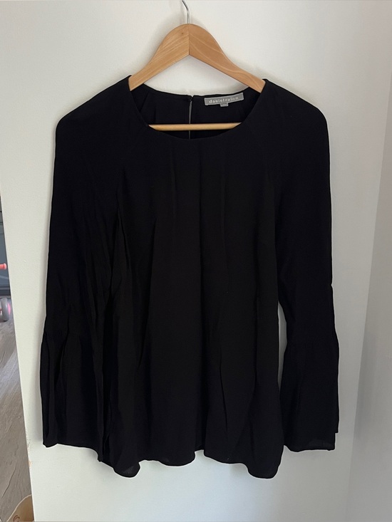 Daniel Rainn Tops - Daniel Rainn black blouse bell sleeves long tunic style size small like new